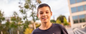 Garçon souriant en extérieur