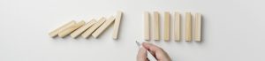 Main déplaçant des dominos en bois