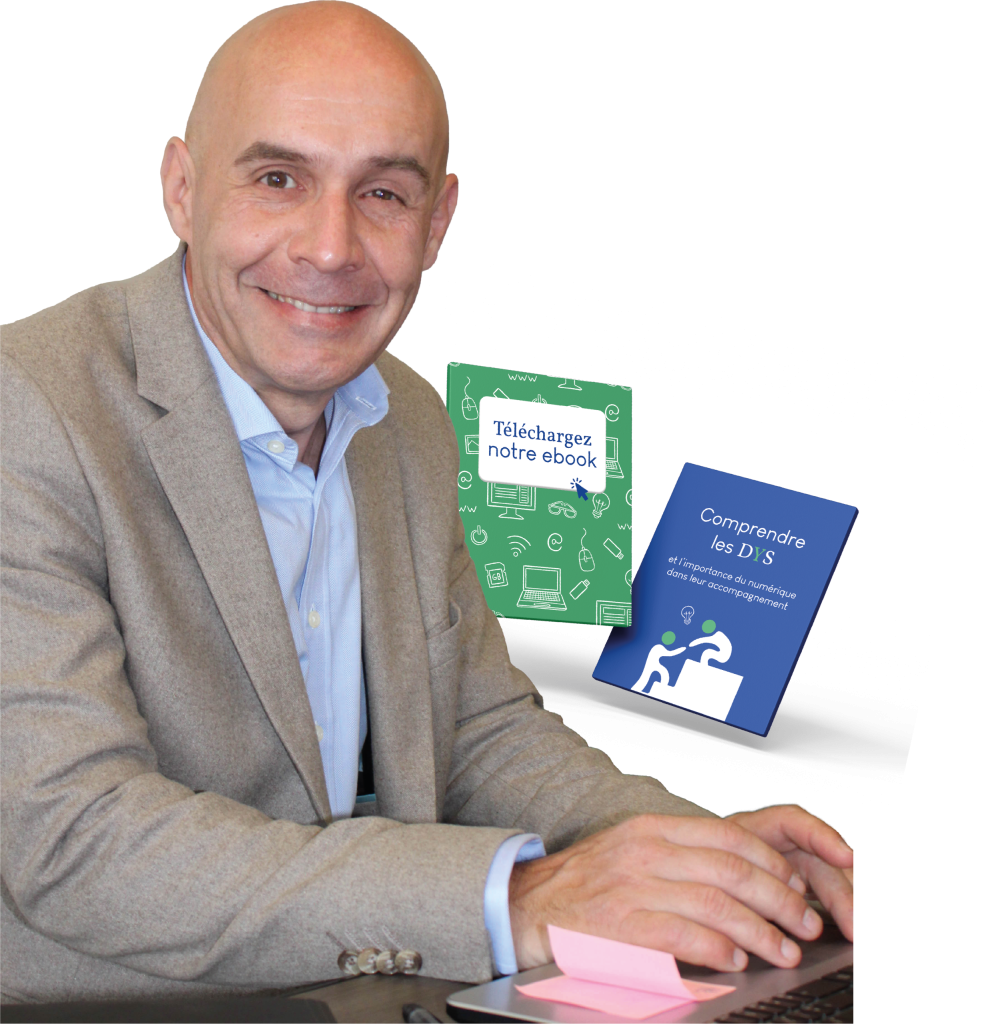 Xavier Menetrier assis avec des supports de formation AIDTOI