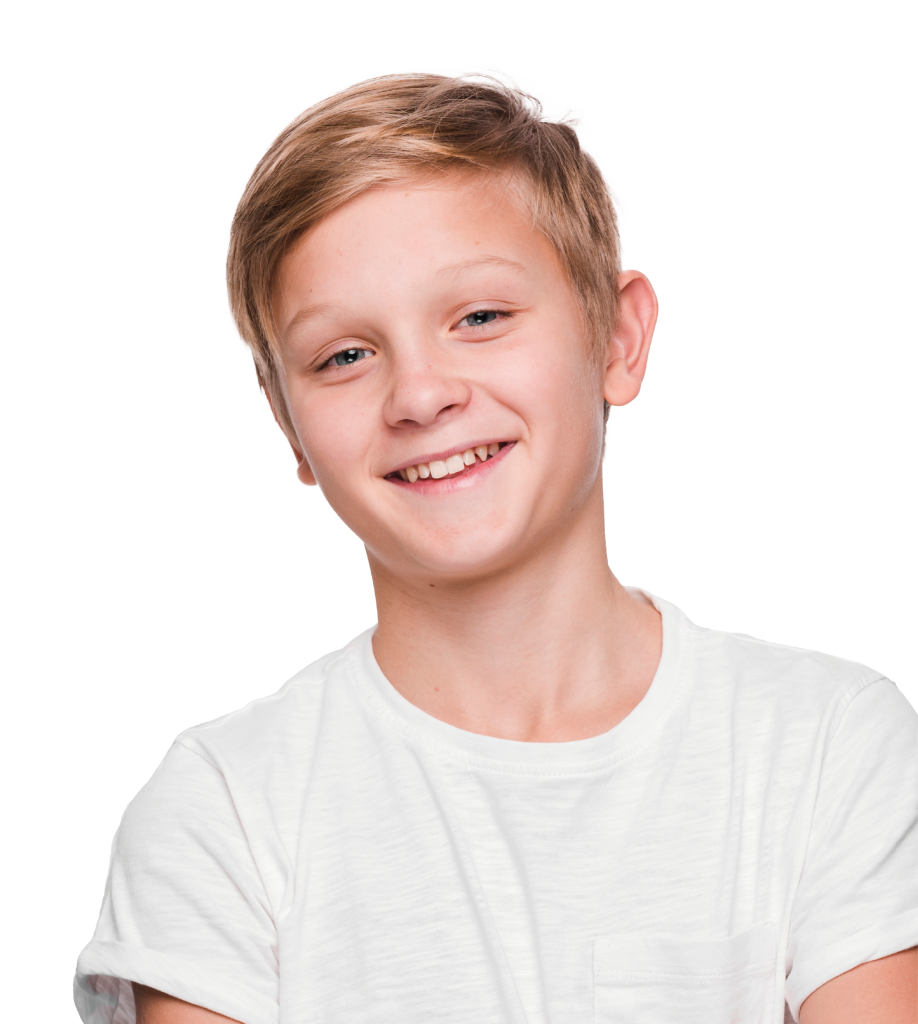 Garçon blond souriant sur fond clair.