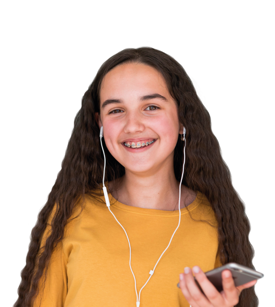 Jeune fille souriante avec un smartphone.