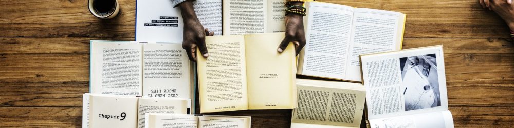 Double page ouverte avec livres en arrière-plan