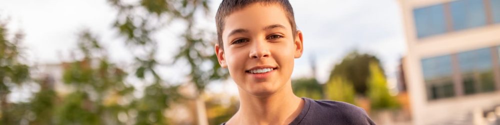 Garçon souriant en extérieur