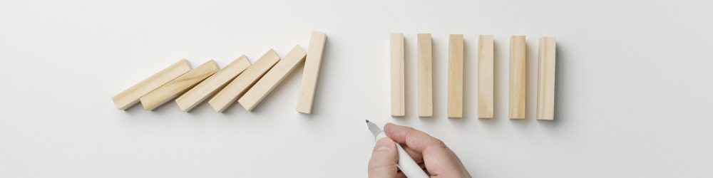 Main déplaçant des dominos en bois