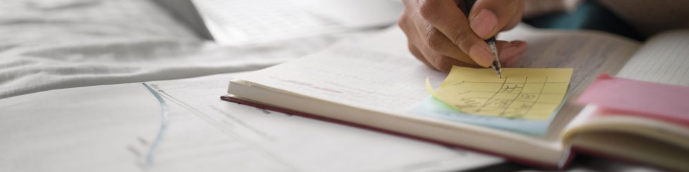 Mains écrivant dans un cahier